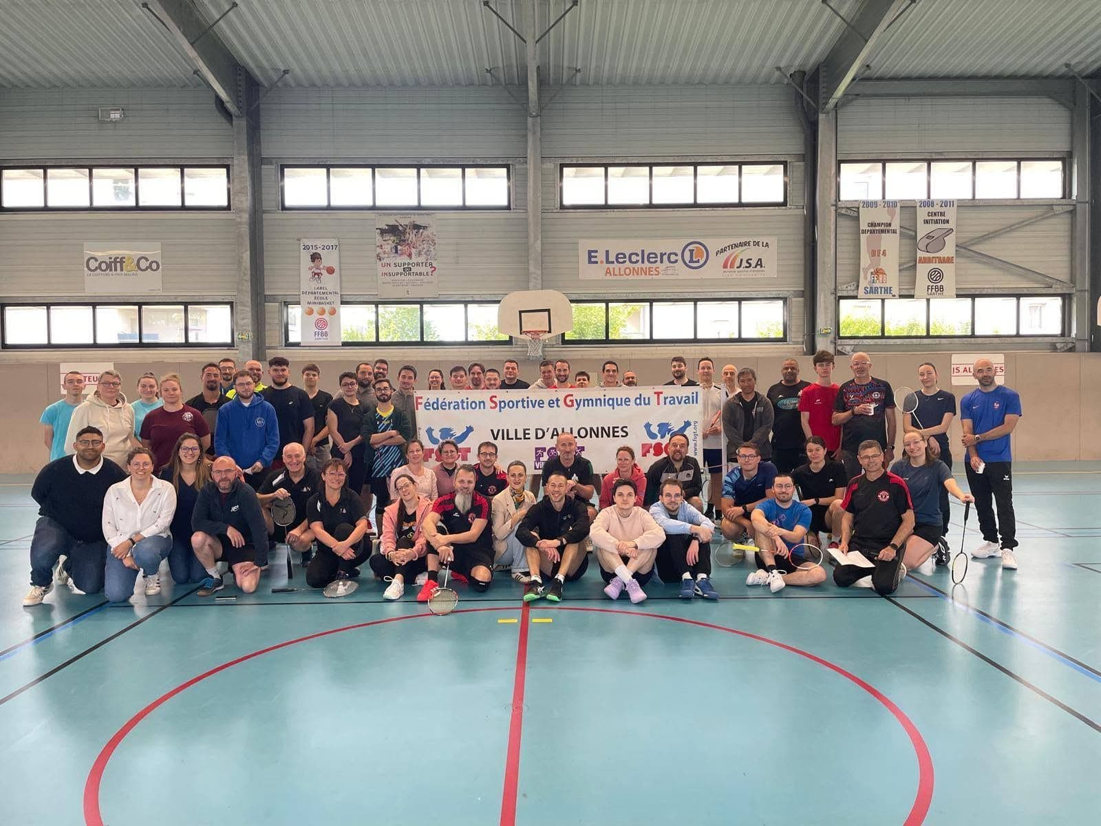 Photo de groupe des joueuses et joueurs lors d'un tournoi loisir