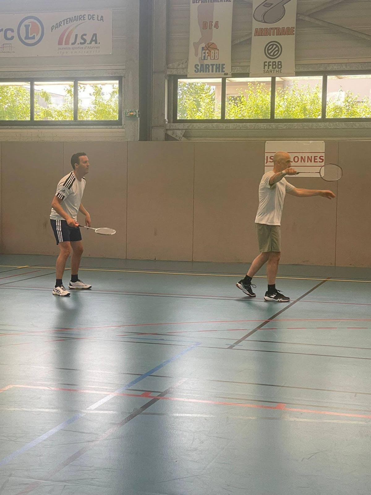 Match de double lors d'un tournoi loisir