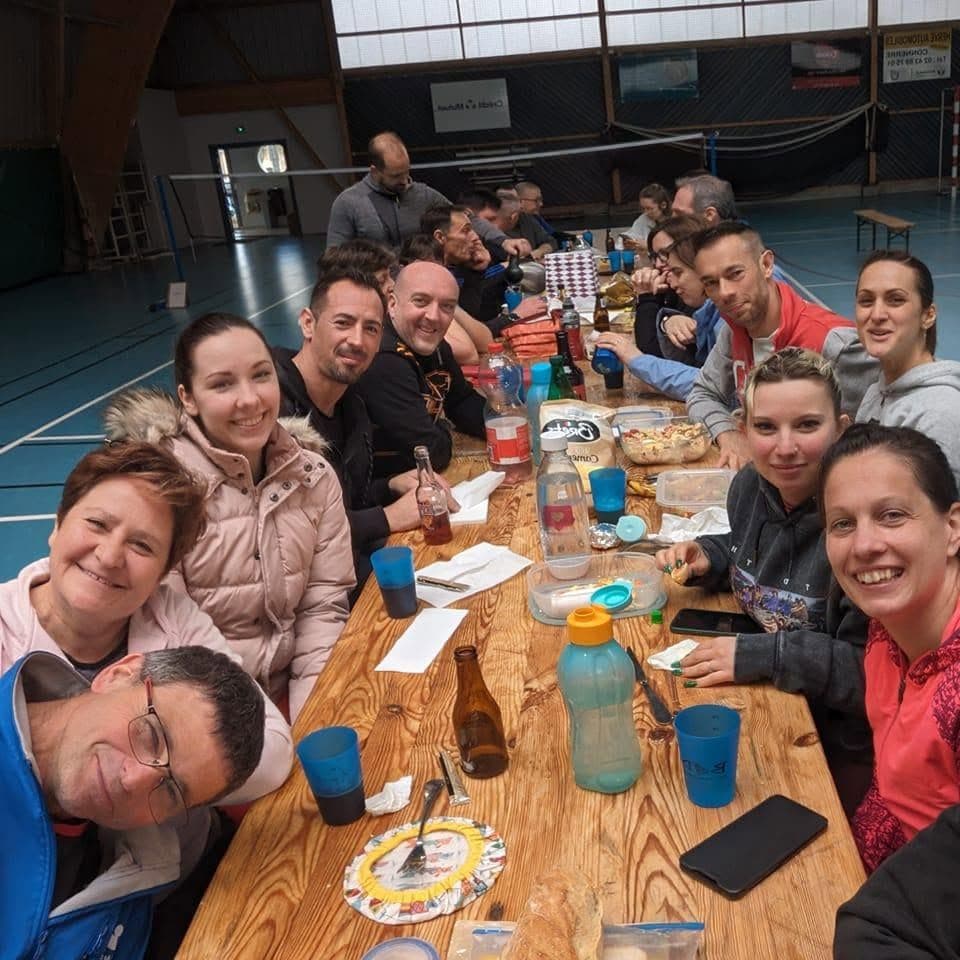 Repas partagé entre membres du club