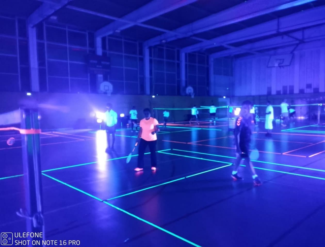 Terrains éclairés en lumière noire pendant la soirée fluo